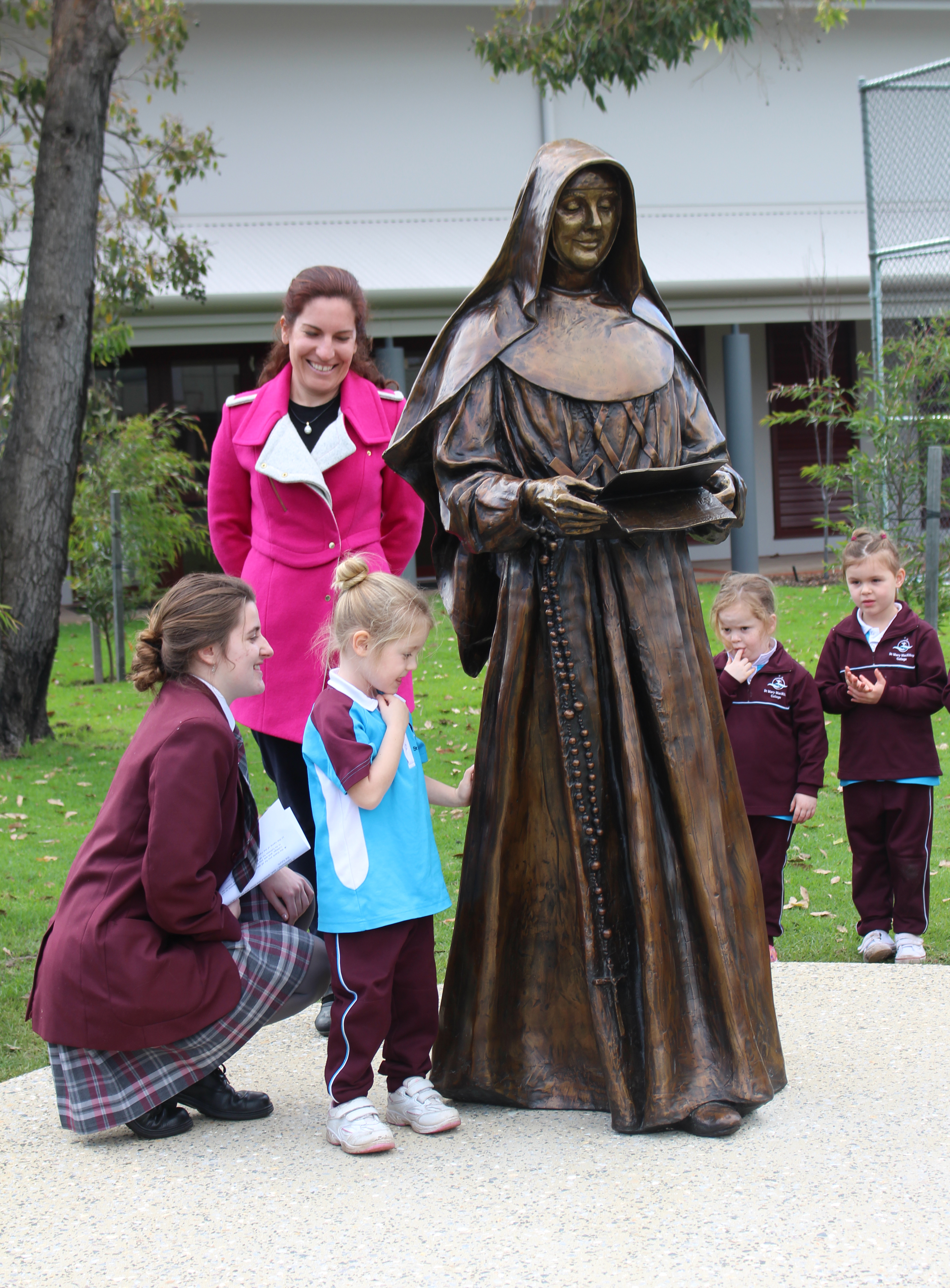 Ashleigh Eades with Linda Klarfeld and Kindy student IMG_3598 crop