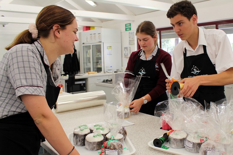 Christmas Cakes and Hampers