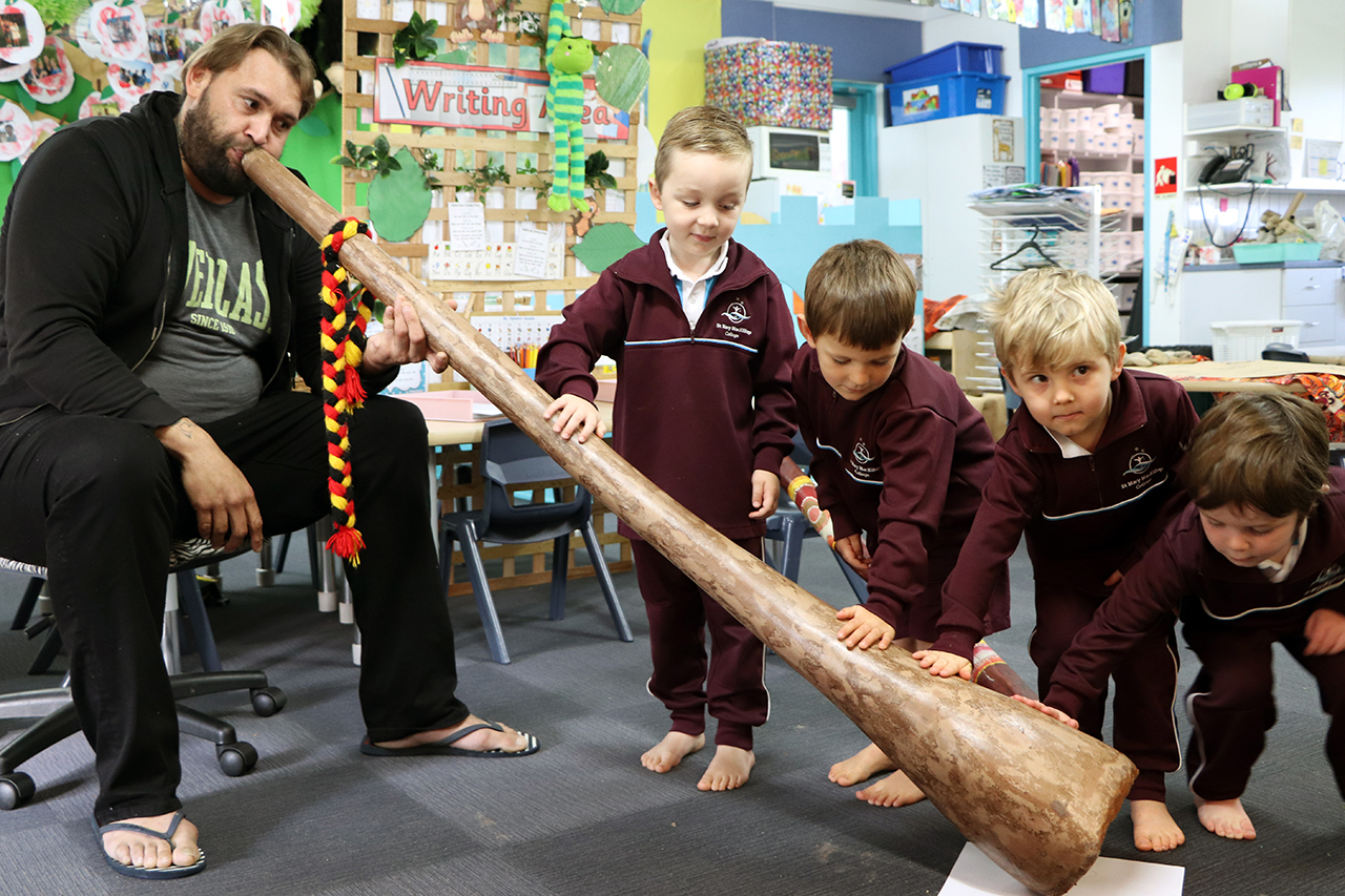 Kindy classes explore sounds of the digeridoo